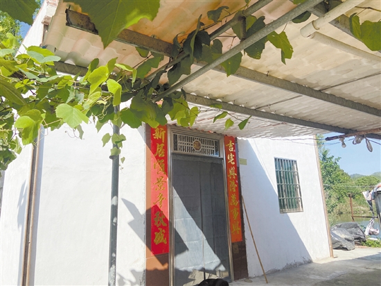 近年來，鶴山市相關部門及單位積極幫助困難群眾實施農村危房改造。