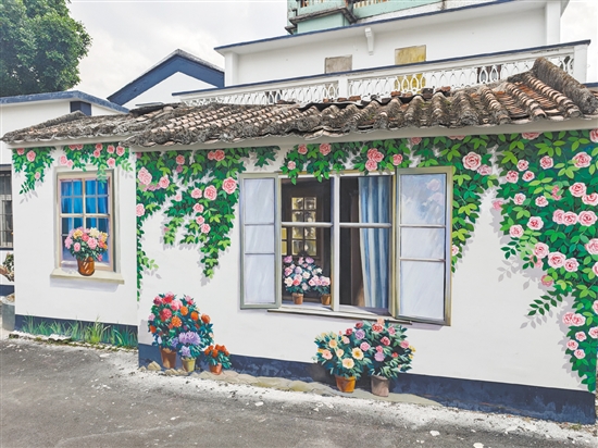 在古勞鎮(zhèn)大埠村，精美墻繪與周邊環(huán)境巧妙融合。