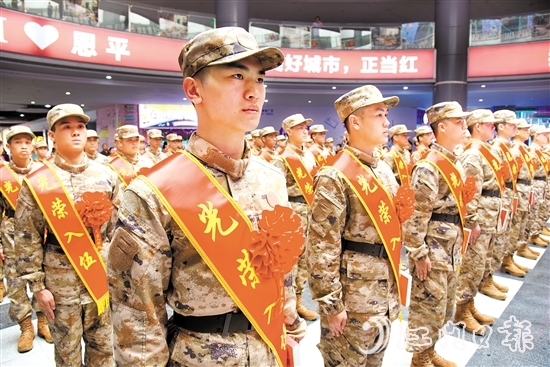 新兵奔赴軍營開啟新征程。