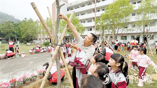 植樹后，大家在樹上掛上牌子以作紀念。