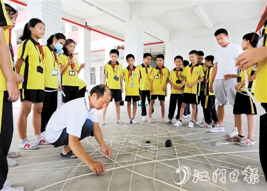鄺活發(fā)參與“非遺進校園”活動，為年輕一代講解泮村燈會相關(guān)知識。
