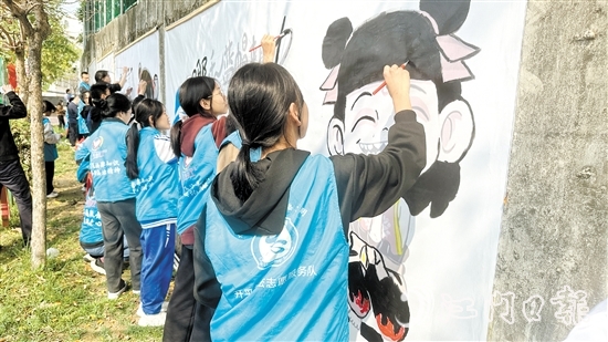 活動現(xiàn)場，大家一起繪制“哪吒”主題墻畫。