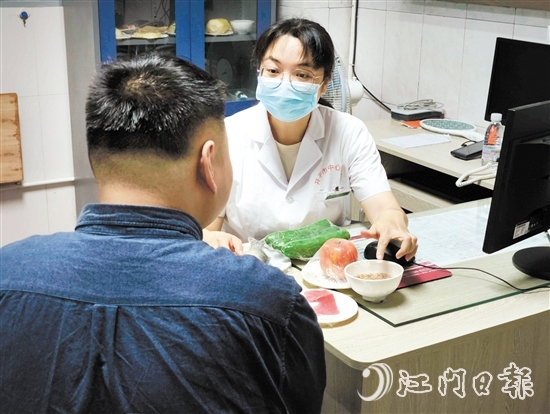 體重管理門診內(nèi)分泌科、營養(yǎng)科區(qū)長羅群芳向記者介紹食物所含熱量。