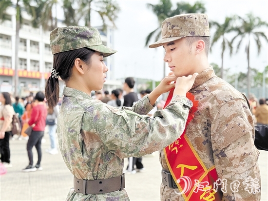 在歡送儀式現(xiàn)場(chǎng)，老兵姐姐為新兵弟弟整理軍裝。