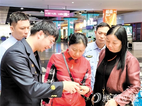 恩平市煙草專賣局以“共筑滿意消費，建設(shè)誠信煙草”為主題，開展多元普法宣傳。