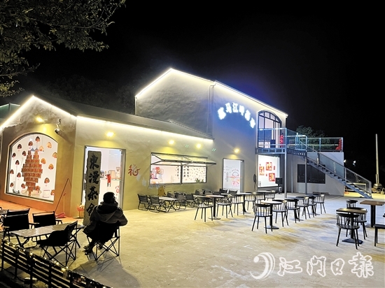 歇馬江畔集市由村集體廢舊物業(yè)改建而成，成為村中的“打卡點(diǎn)”。