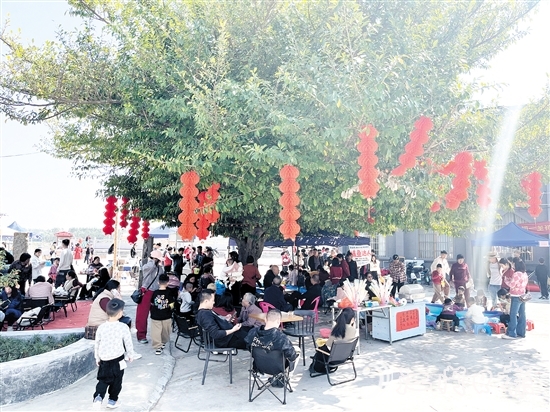 歇馬江畔集市游人如織。