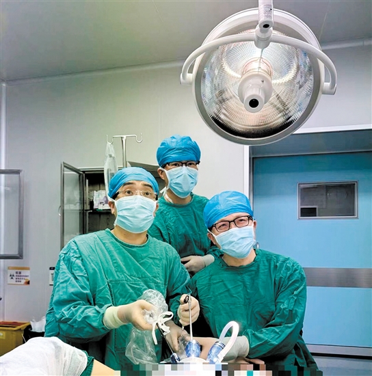 黃暉（左一）擔(dān)任主刀施行腔鏡下乳腺癌手術(shù)。