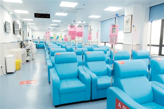 升級(jí)改造后的江門市中心醫(yī)院日間化療中心煥然一新。