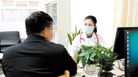 首批來診群眾進(jìn)行診療體驗。