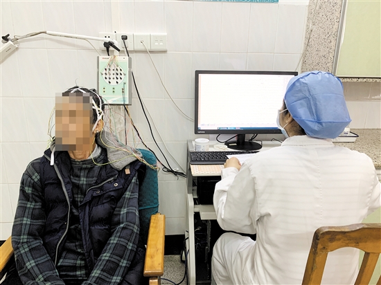 醫(yī)生為患者進(jìn)行長(zhǎng)程視頻腦電圖檢測(cè)。