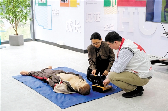 學(xué)員在講師的指導(dǎo)下學(xué)習(xí)心肺復(fù)蘇和AED操作。