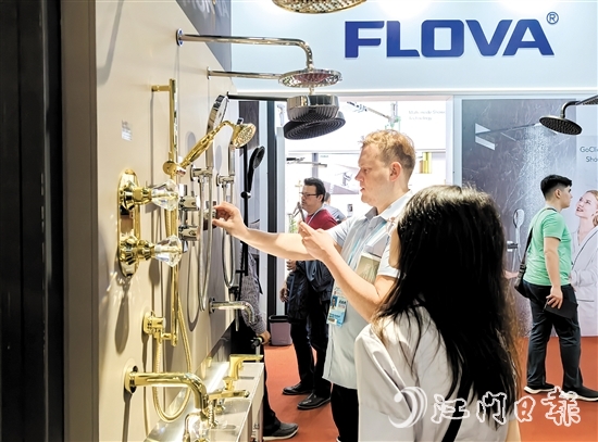 在第135屆廣交會(huì)上，水口水暖衛(wèi)浴產(chǎn)品吸引眾多國(guó)內(nèi)外客商前來參觀、洽談。