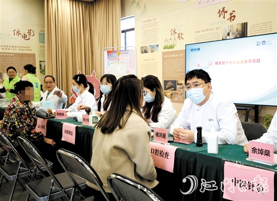 專家團隊耐心解答居民的健康疑問。