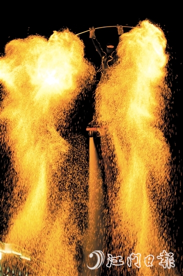 “水上飛人”與火壺表演結(jié)合,帶來(lái)別樣視覺(jué)享受。 “水上飛人”與火壺表演結(jié)合,帶來(lái)別樣視覺(jué)享受。