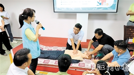 桃源分院把應(yīng)急救助技能培訓(xùn)“搬進(jìn)”企業(yè)，提升企業(yè)職工自救互救能力。