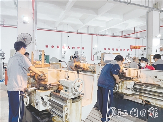 恩平市職業(yè)教育園設(shè)置“校中廠”“廠中?！被旌辖虒W(xué)區(qū)，引入“雙元制”課程體系，爭創(chuàng)開放型區(qū)域產(chǎn)教融合實(shí)踐中心。