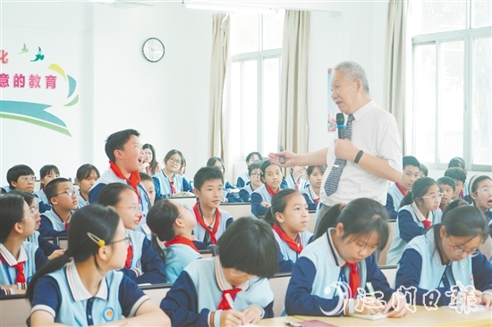 白武明在課堂上與學(xué)生互動。