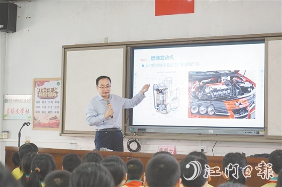 謝鵬云向?qū)W生們介紹燃燒學(xué)的應(yīng)用。