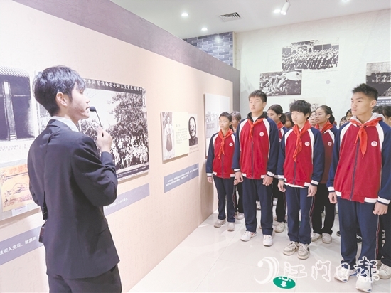 東河中學(xué)學(xué)生走進(jìn)周文雍陳鐵軍烈士紀(jì)念館，聆聽烈士們的革命事跡。