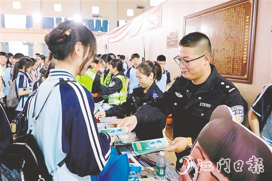 民警向?qū)W生發(fā)放安全知識(shí)宣傳資料。