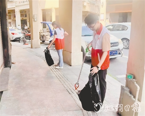 大江鎮(zhèn)團(tuán)委組織志愿者在轄區(qū)內(nèi)開展人居環(huán)境整治志愿服務(wù)活動(dòng)。