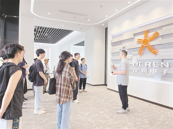 應(yīng)屆畢業(yè)生走進(jìn)鶴山市重點(diǎn)企業(yè)，了解企業(yè)人才需求。