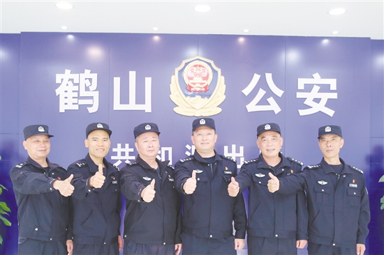 徐敬陽、冼富強、蘇慶平、王國華、麥定權(quán)、姚金南（從左至右）在一線發(fā)光發(fā)熱。