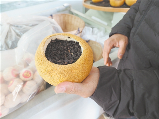 吳藝華制作的“柚子茶”受到年輕消費(fèi)群體的喜愛。