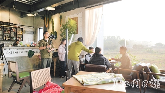 伍浩嶸（左一）與團(tuán)隊(duì)成員在拍攝短片中。