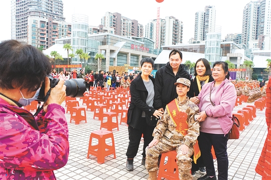 入伍新兵出發(fā)前身著軍裝與家人合影留念。