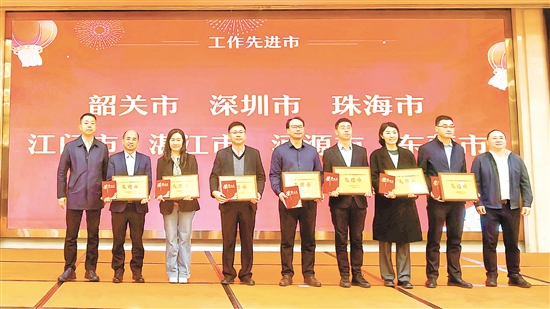 江門市第三人民醫(yī)院黨委書記梁先鋒（左四）代表領(lǐng)獎(jiǎng)。