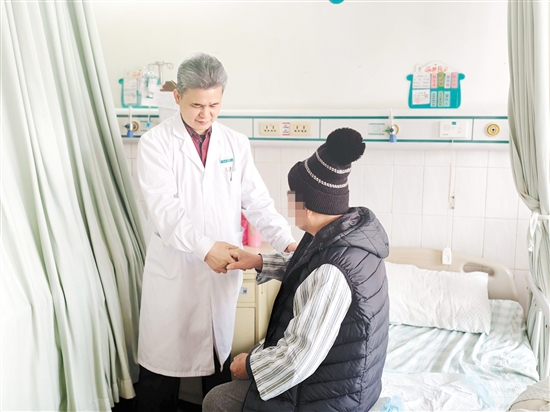 醫(yī)生對患者進(jìn)行檢查。