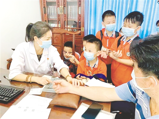 “五邑小郎中”學習中醫(yī)把脈。