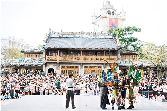 赤坎華僑古鎮(zhèn)日超50場(chǎng)精彩演出讓游客樂不思蜀。