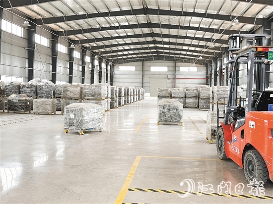 橋新村主動(dòng)聯(lián)合其他村，投入約210萬(wàn)元合作建設(shè)2000平方米現(xiàn)代化標(biāo)準(zhǔn)廠房。