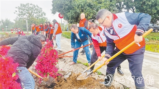 黨員干部、村民代表合力栽下樹苗，為公路沿線增添一抹生機(jī)。