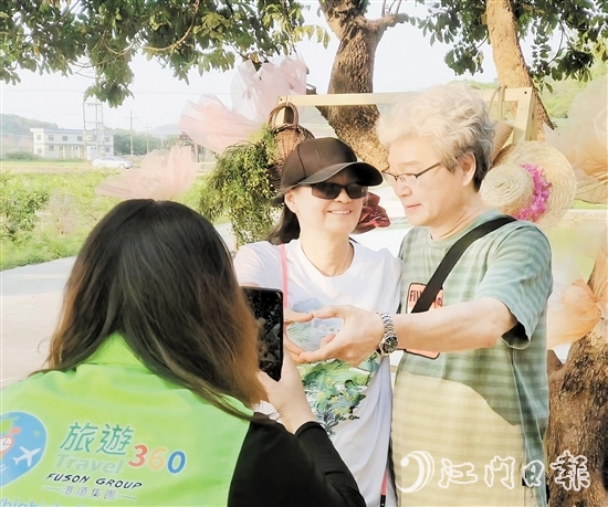 港澳游客來到臺山鄉(xiāng)村旅游，并合影留念。
