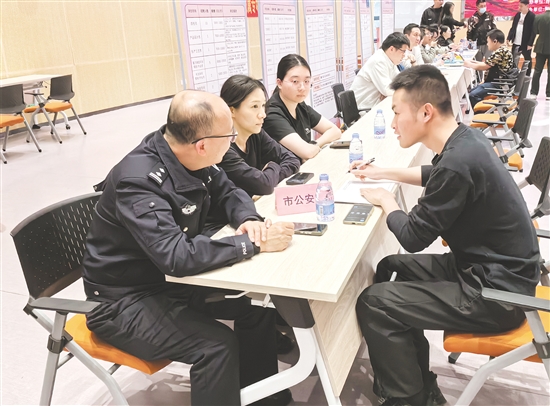 政策咨詢臺(tái)前，工作人員詳細(xì)解讀退役軍人就業(yè)補(bǔ)貼、創(chuàng)業(yè)扶持等政策。