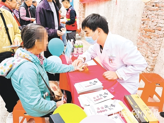 墟鎮(zhèn)社區(qū)不定期開設(shè)“中醫(yī)集市”，為長者提供中醫(yī)義診、健康咨詢、養(yǎng)生講座等服務(wù)。