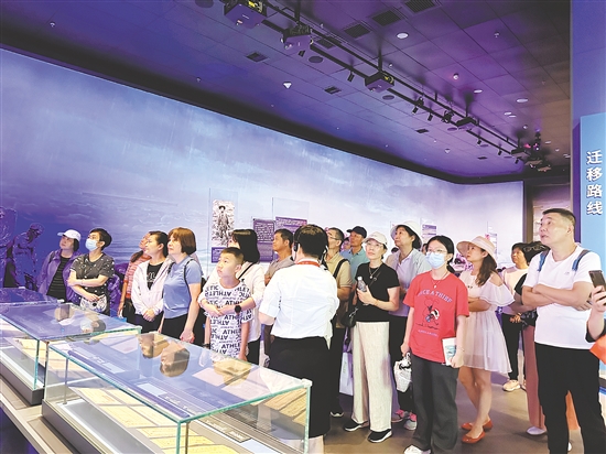 游客可以在中國僑都華僑華人博物館感受江門籍華僑華人的奮斗歷程。