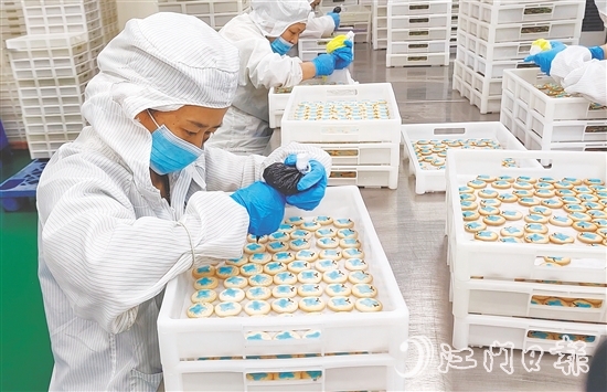 工人在餅干上裝裱卡通圖案。