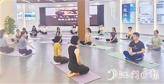 學(xué)員們進行靜坐冥想與呼吸調(diào)整，進入放松狀態(tài)。