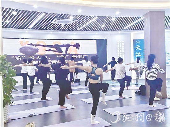 學(xué)員們跟隨導(dǎo)師練習(xí)，在體式轉(zhuǎn)換中體會力量與柔韌的平衡。