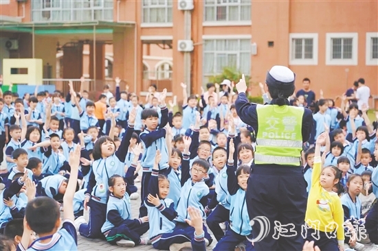 學(xué)生們踴躍參與互動(dòng)問答。