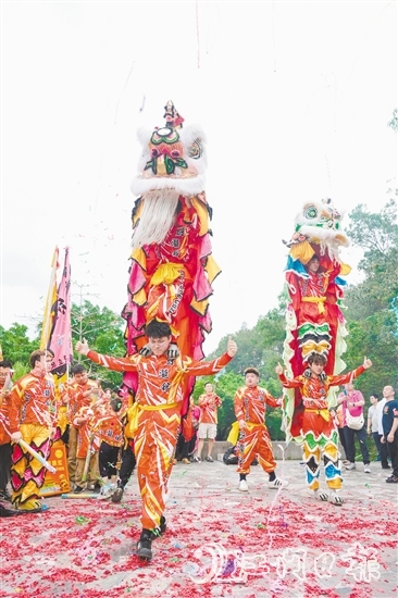 一眾弟子以醒獅和武術(shù)的形式表達(dá)對(duì)祖師的緬懷。
