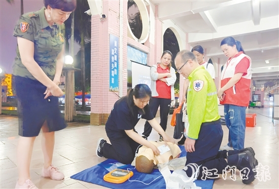 市民現(xiàn)場(chǎng)學(xué)習(xí)應(yīng)急救護(hù)知識(shí)。