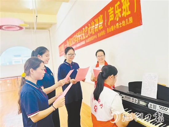 學(xué)員們?cè)诶蠋煹闹笇?dǎo)下練習(xí)發(fā)聲技巧。