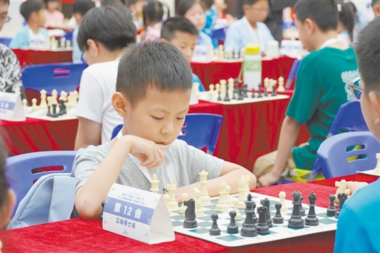 棋手們?cè)谄灞P(pán)上智力交鋒。