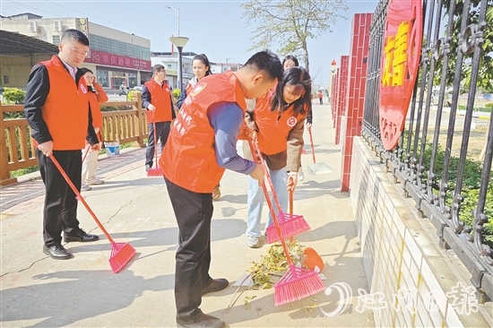 江門(mén)置業(yè)發(fā)展的黨員多次開(kāi)展清潔志愿服務(wù)活動(dòng)，助力鄉(xiāng)村人居環(huán)境改善。